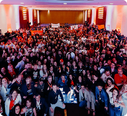 Comunidad reunida en un evento profesional